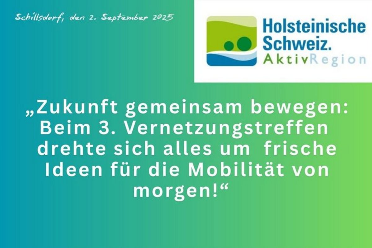Veranstaltungsraum mit Sprecher am Mikrofon, großem Bildschirm mit zwei Personen und Informationsplakaten, darüber Text zu Vernetzung und Mobilität in der Holsteinischen Schweiz